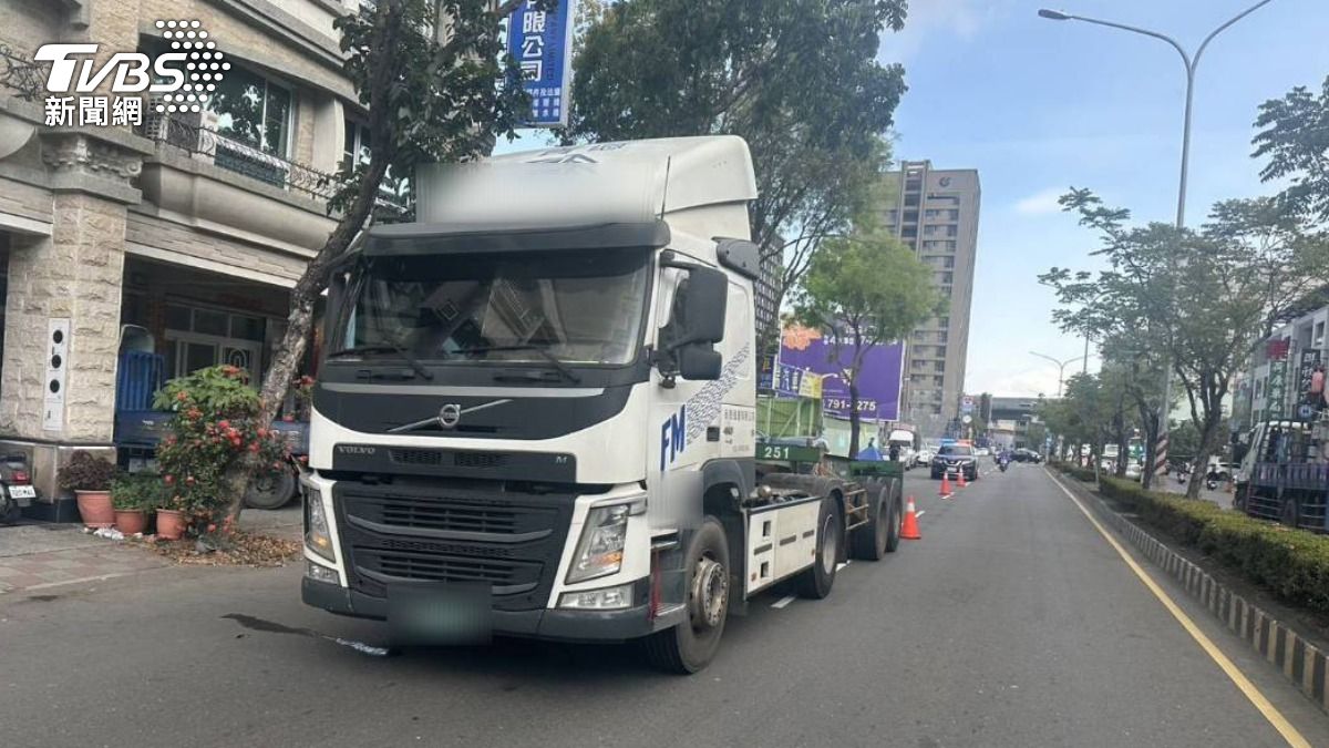 騎士與聯結車發生擦撞，當場死亡。（圖／TVBS）