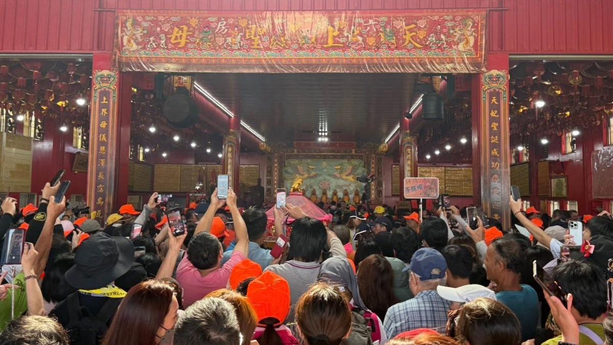 白沙屯媽祖、山邊媽祖及六房媽祖「三媽相會」,8時05分到9時整停駕,吸引信徒搶拍。(圖/翻攝自白沙屯拱天宮臉書)