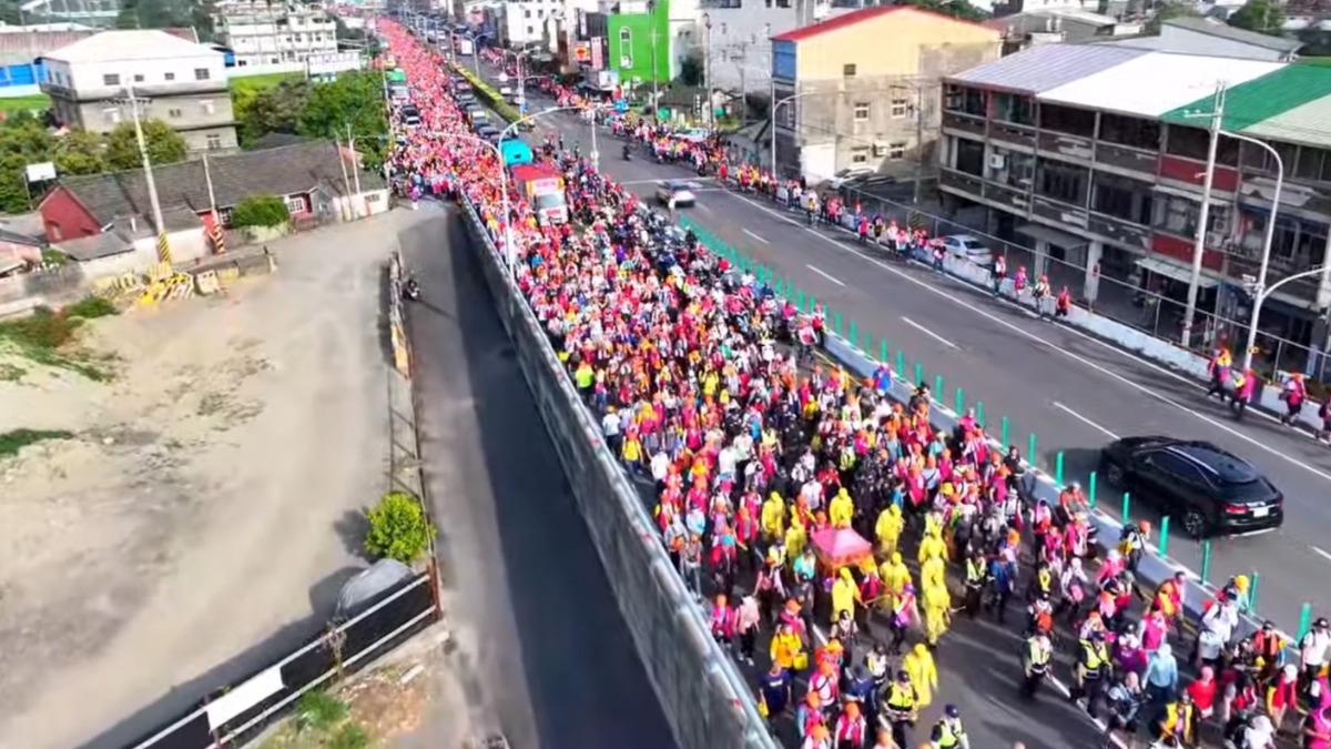 空拍畫面捕捉到「粉紅人龍」的震撼景象。（圖／翻攝自白沙屯媽祖網路電視台YouTube）