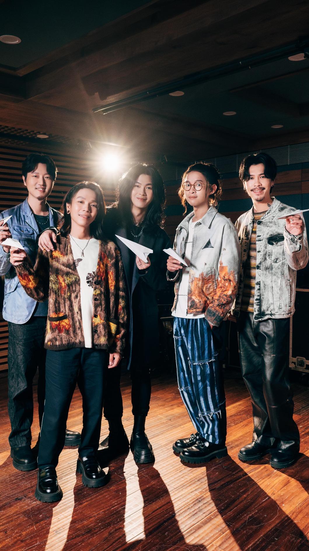 以諾（左2）想起媽媽留遺憾。（圖／相信音樂提供）