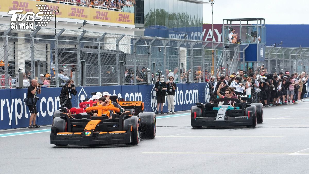 各隊車手們駕駛接近1:1的樂高賽車在賽前巡場與粉絲打招呼。（圖／達志影像美聯社）