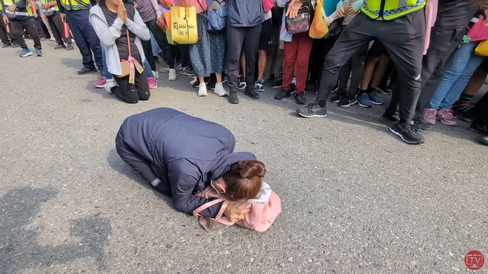 女子跪地磕頭，希望媽祖保佑。（圖／翻攝自「白沙屯媽祖網路電視台」YouTube頻道）