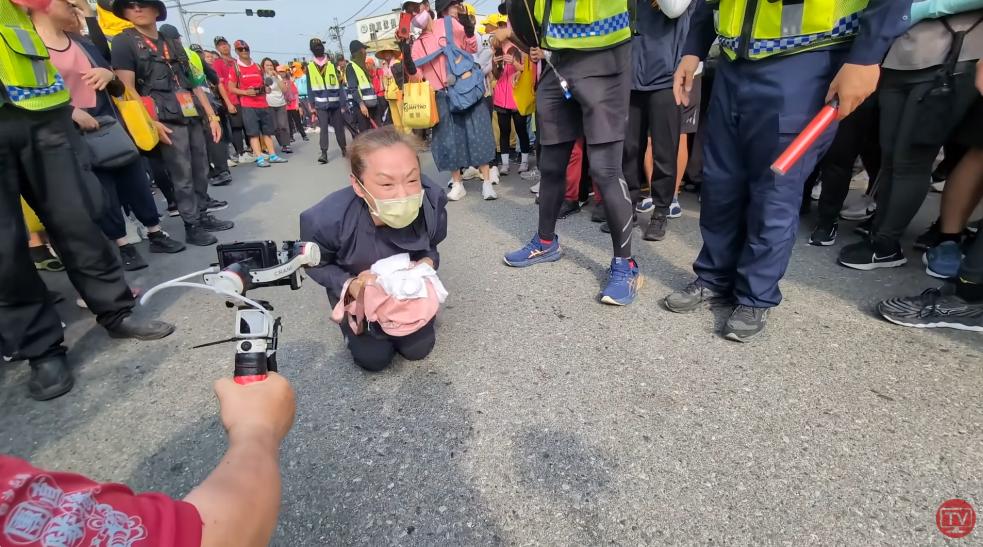 女子聲嘶力竭地喊著救命，讓網友們全動容。（圖／翻攝自「白沙屯媽祖網路電視台」YouTube頻道）