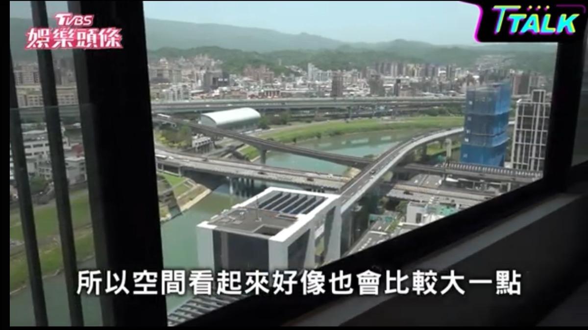 陳婉若家窗外白天晚上的景都不一樣。(圖/翻攝自娛樂頭條 T TALK YT)