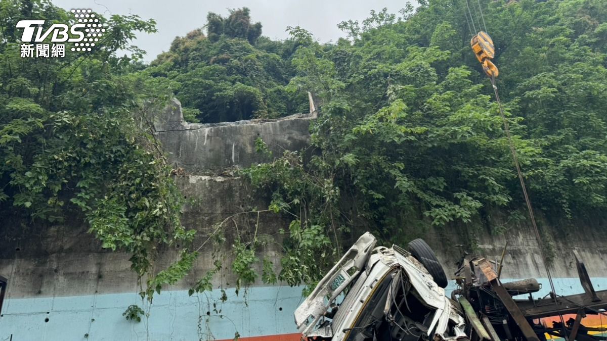 卡車墜落10米邊坡，導致車輛全解體。（圖／TVBS）