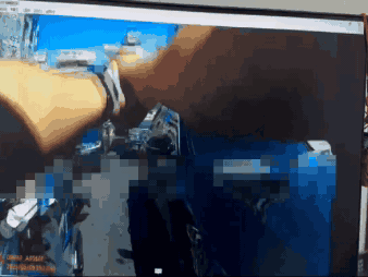 警方開槍嚇阻，卻遭到車手衝撞翻倒在地。（圖／TVBS）