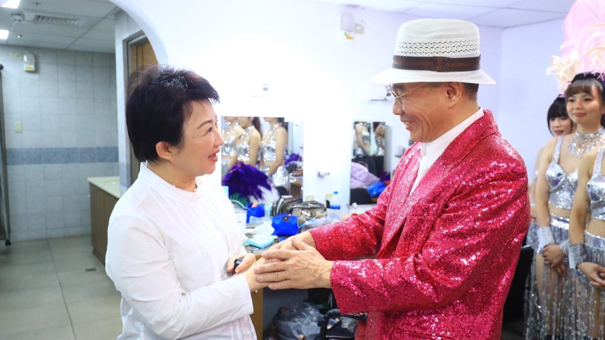 台中市長盧秀燕到後台探班陳雷。（圖／三立提供）