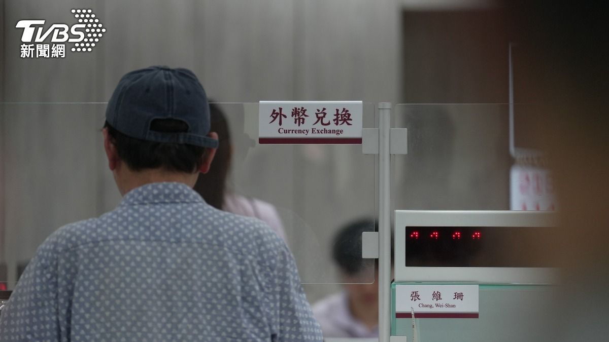 新台幣狂升民眾搶換，但這已造成央行匯損。（圖／華子琛攝）