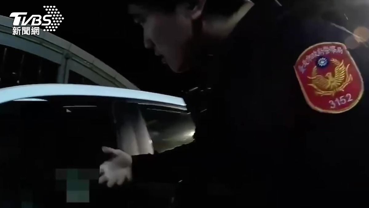 警方到場敲車窗叫醒車內2人。（圖／TVBS）