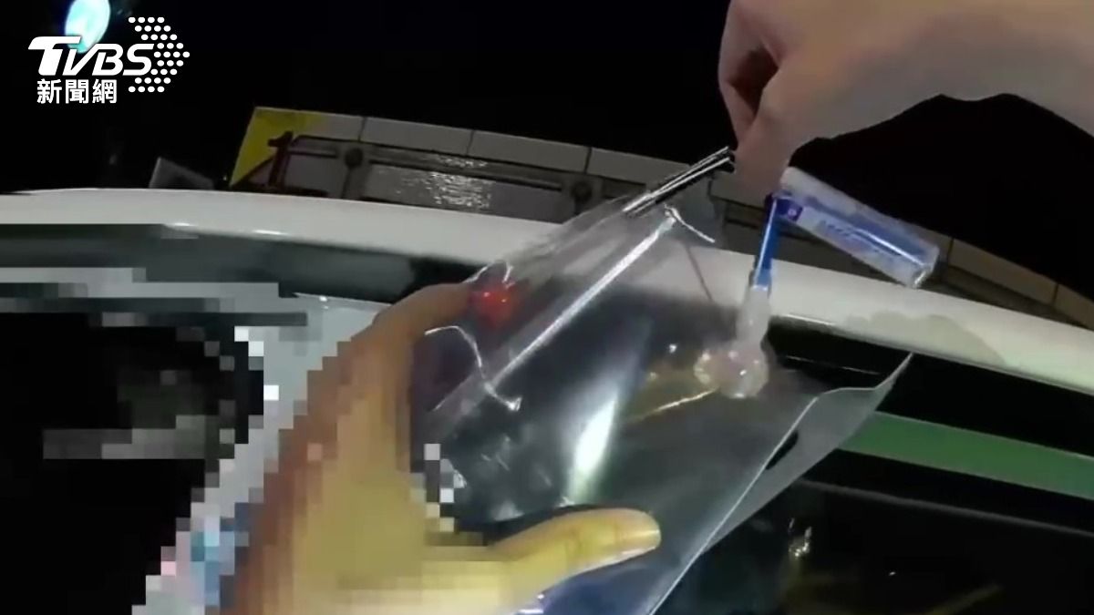 警方在車內查獲毒品與吸食器。（圖／TVBS）