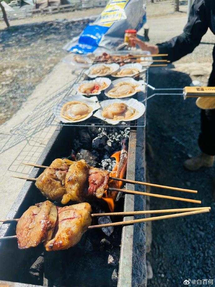 一家人開心烤肉。(圖/翻攝自白百何官方微博)