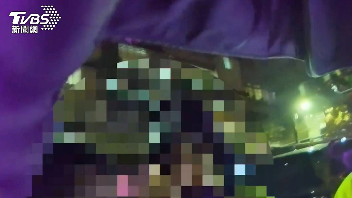 肇事騎士稱大雨釀禍,但身上酒氣被警員發現才坦承酒駕。(圖/TVBS)