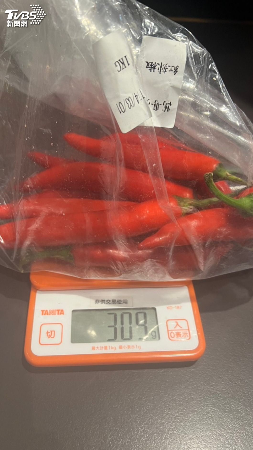 台北六福萬怡酒店的紅辣椒同樣農藥超標。（圖／TVBS）