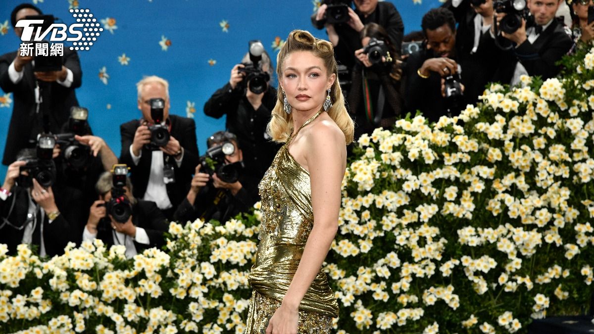 超模吉吉哈蒂德以金色長禮服登場。（圖／達志影像美聯社）