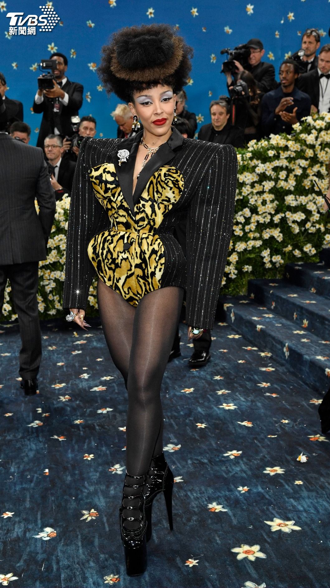 Doja Cat穿上豹紋寬肩束腰正裝，頗有復古味道。（圖／達志影像美聯社）