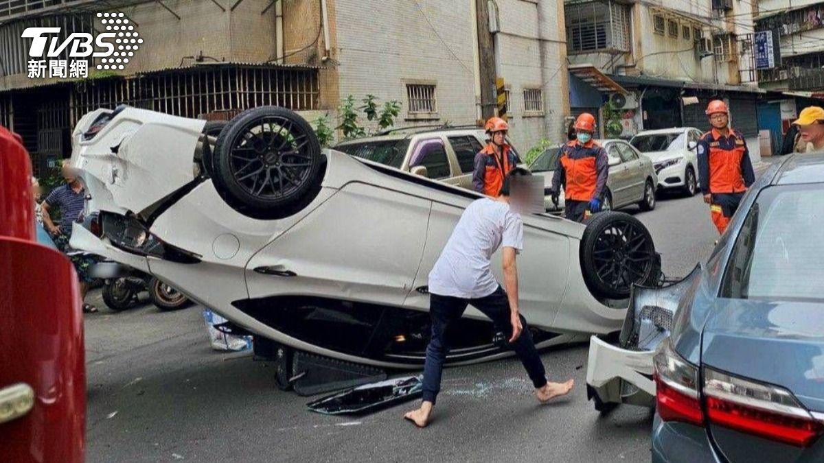 車內2人因翻車頭部受傷，其中副駕女子送醫治療。（圖／TVBS）