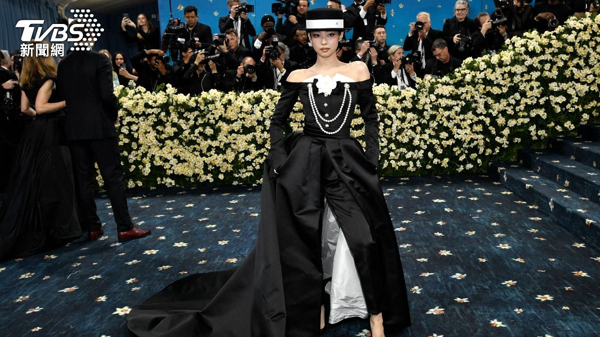 JENNIE今天儼然當代版香奈兒女士。(圖/達志影像美聯社)