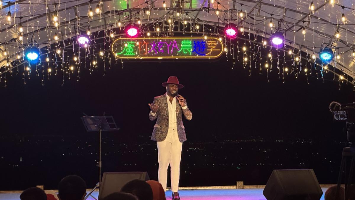 韋喆現身各場合演唱。（圖／客家電視提供）