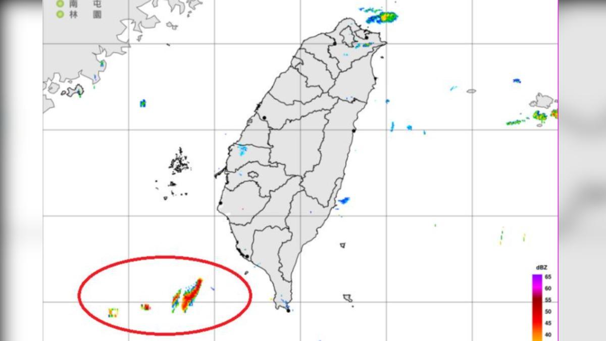 雷達回波圖上，西南外海為紅圈處為「非氣象回波。」