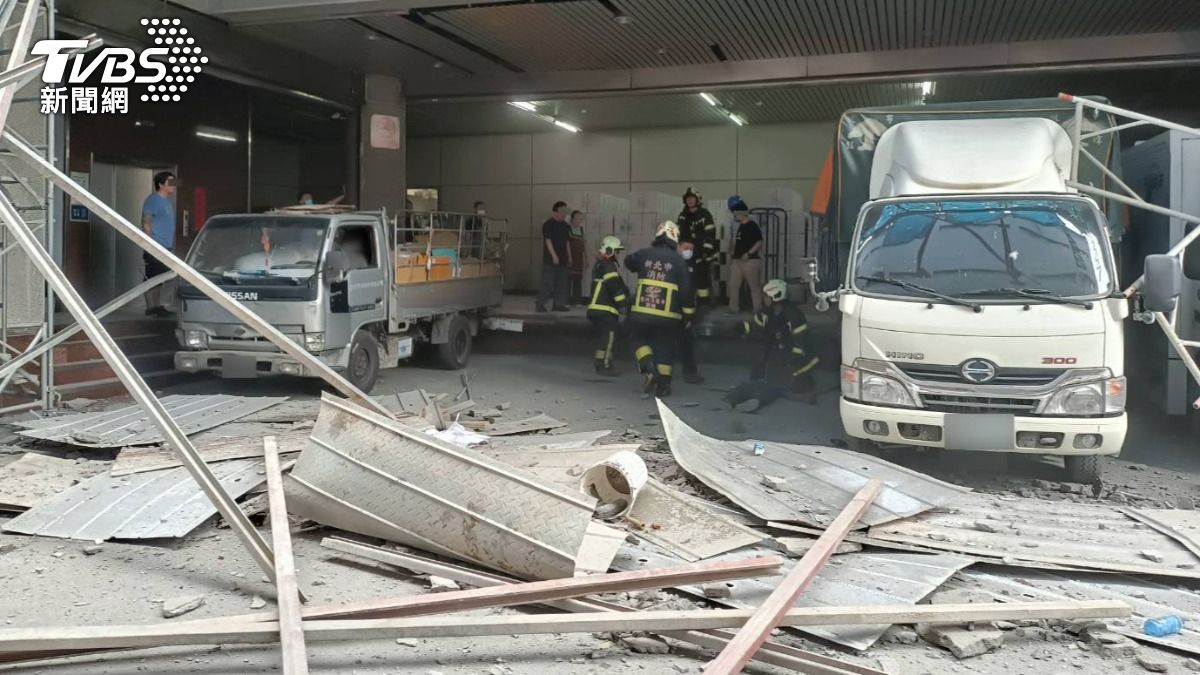 警消人員到場搶救。（圖／TVBS）