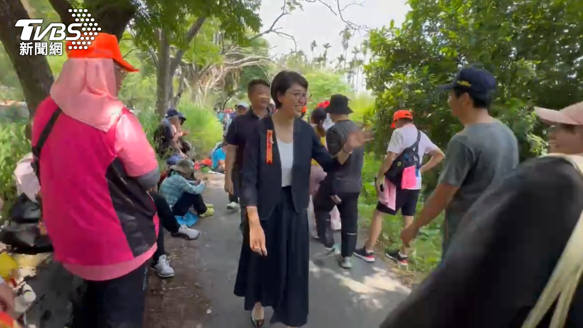 許多信徒和許淑華道喜。（圖／TVBS）