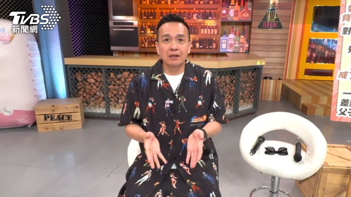 小鐘預告接下來會推出快歌。(圖/謝毅攝)