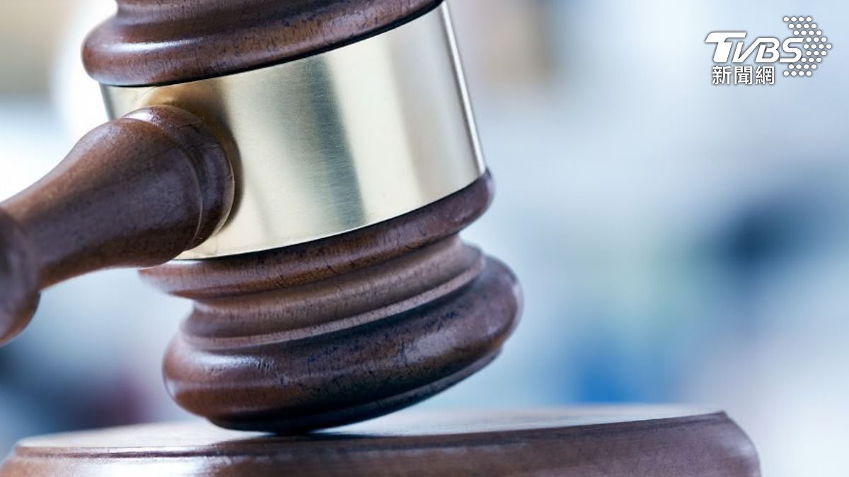 高雄男騎士不滿前車鬼切比中指挨告，法官判他無罪。（示意圖／shutterstock達志影像）