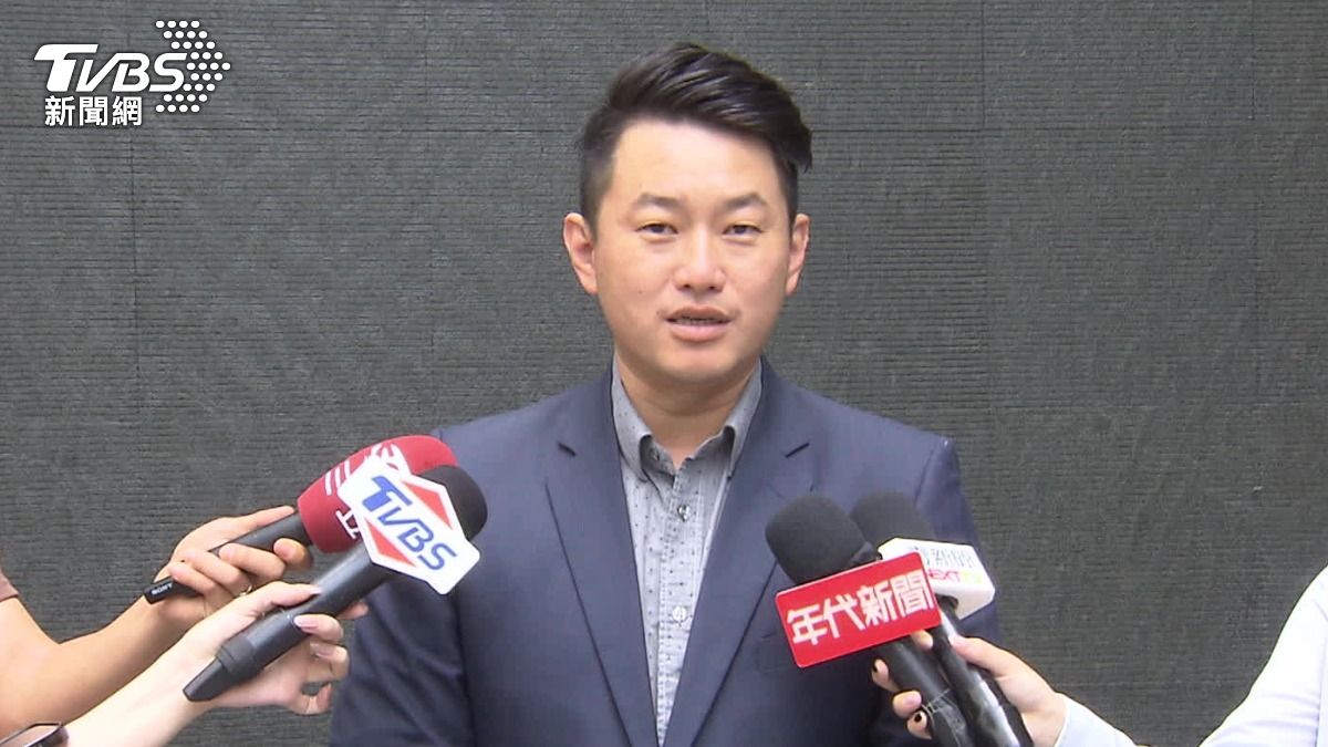 前立委陳柏惟在政論節目中表示，國軍進駐，恐有災民私房錢被挖情況，難以究責，一番話引發輿論炸鍋。（圖／TVBS）