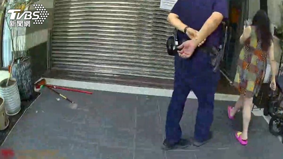員警勸說到一半,邵女又闖進店內。(圖/TVBS)
