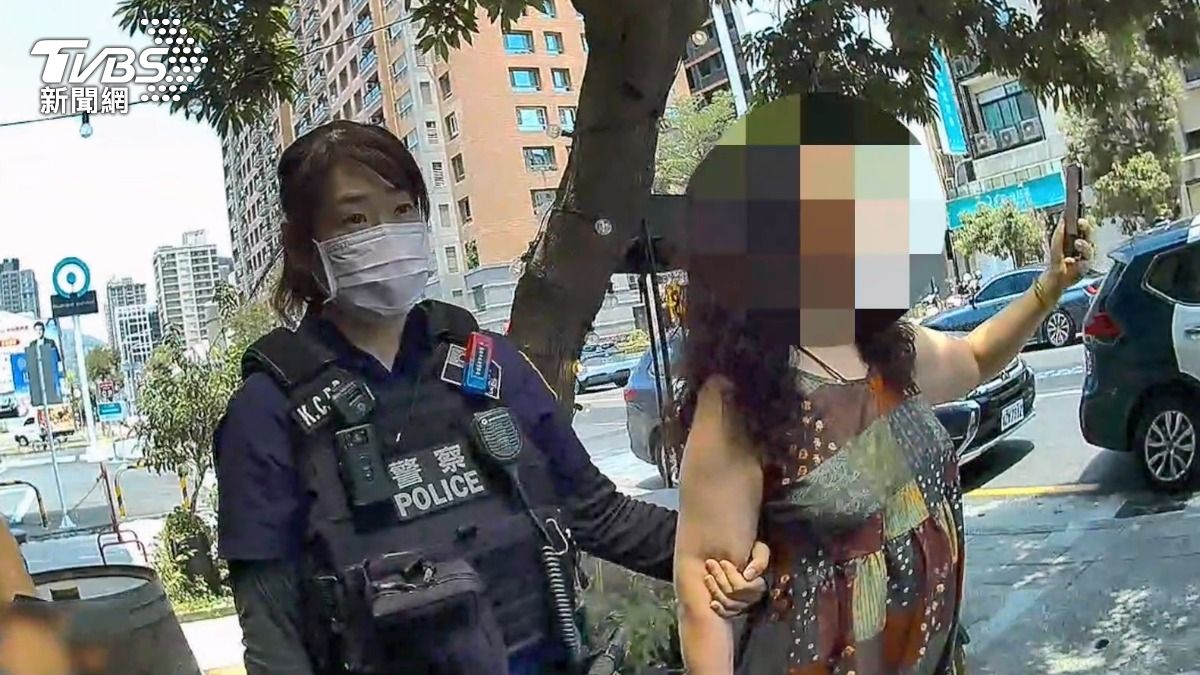 員警拉著女房東。（圖／TVBS）