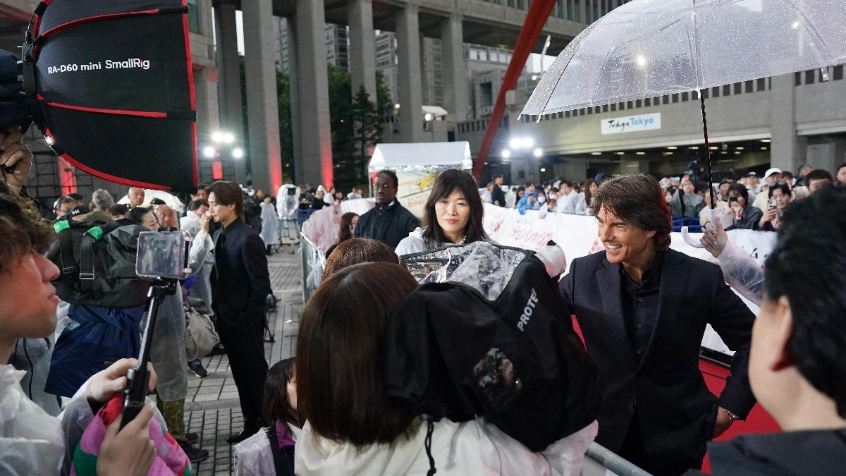 湯姆克魯斯冒雨為等待3小時的粉絲簽名、合影。(圖/UIP提供)