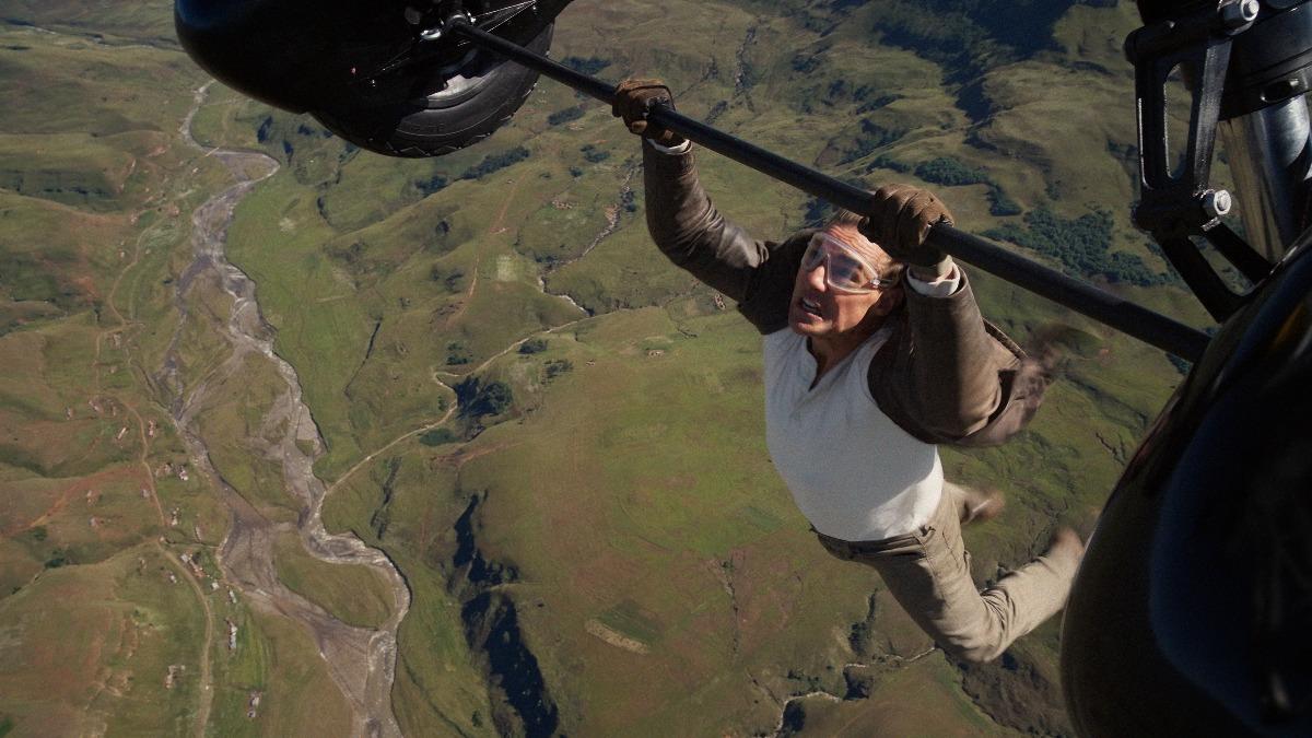 湯姆克魯斯在《不可能的任務：最終清算》徒手高空抓飛機。（圖／UIP提供）