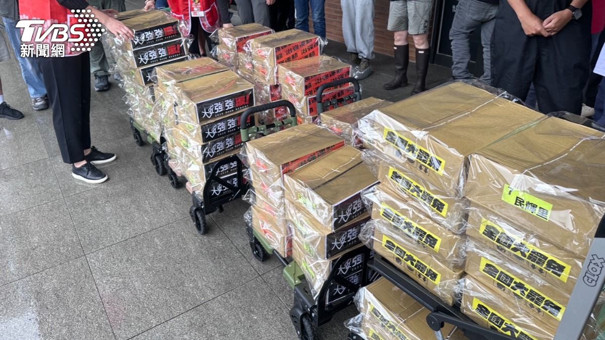 罷免羅智強二階今送件，連署共36398份，達成率156%。（圖／林茜妤攝）