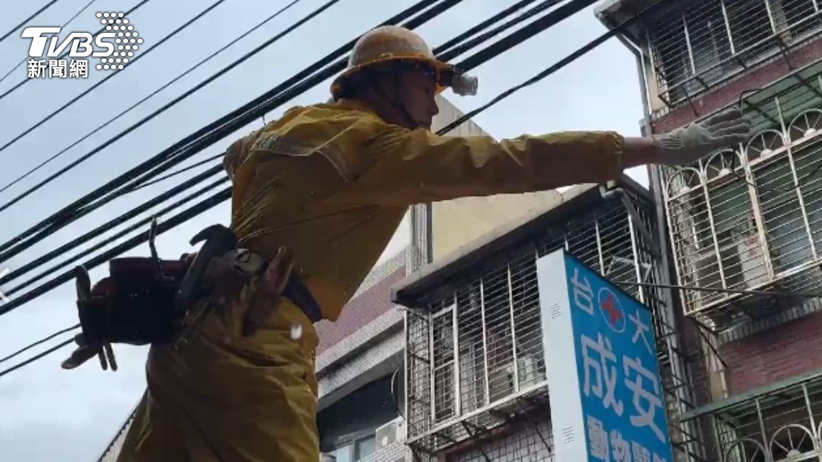 消防人員正釐清電線掉落原因。(圖/TVBS)