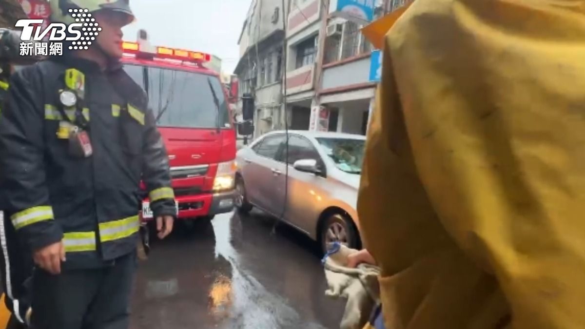 消防人員速到現場釐清原因。(圖/TVBS)