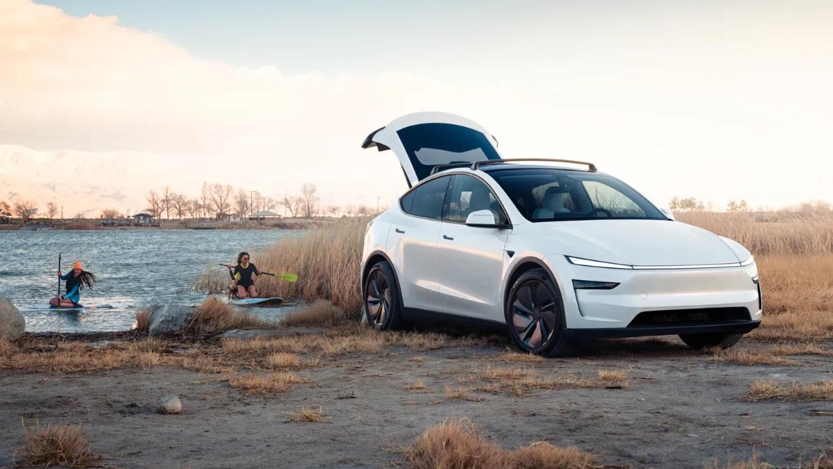 Model Y 行李廂空間總計高達 2,130 公升，讓全家人皆能輕鬆收納行李．露營裝備．高爾夫球具等大型物品。（圖／Tesla提供）
