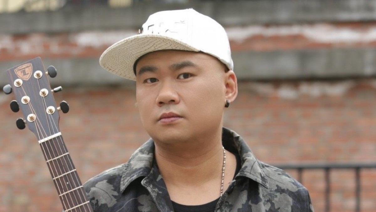 苟偉曾寫歌〈北斗星的愛〉,讓他一炮而紅。(圖/翻攝自苟偉之猛顏微博)