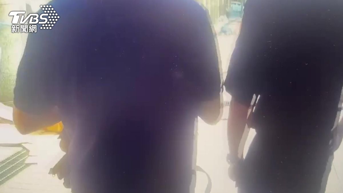 打人男子被警方帶回派出所。(圖/TVBS)