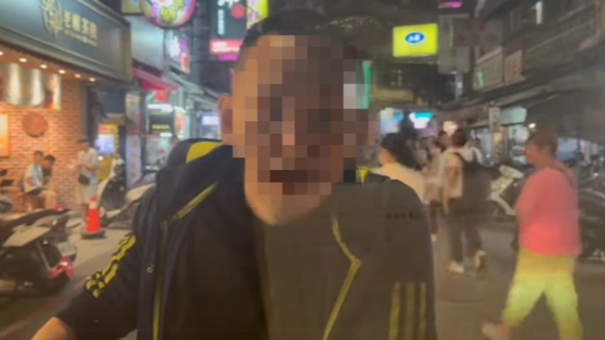 男子不滿擋在罷團宣傳車前威嚇。（圖／翻攝自基隆絕沛臉書粉專）