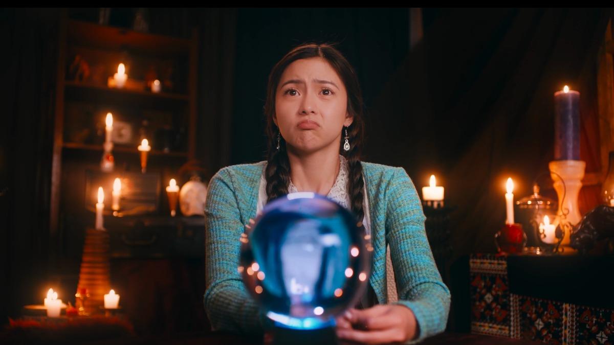 張金珠在片中受到愛情詛咒，只要跟喜歡的人接吻，對方就會消失。（圖／威視提供）