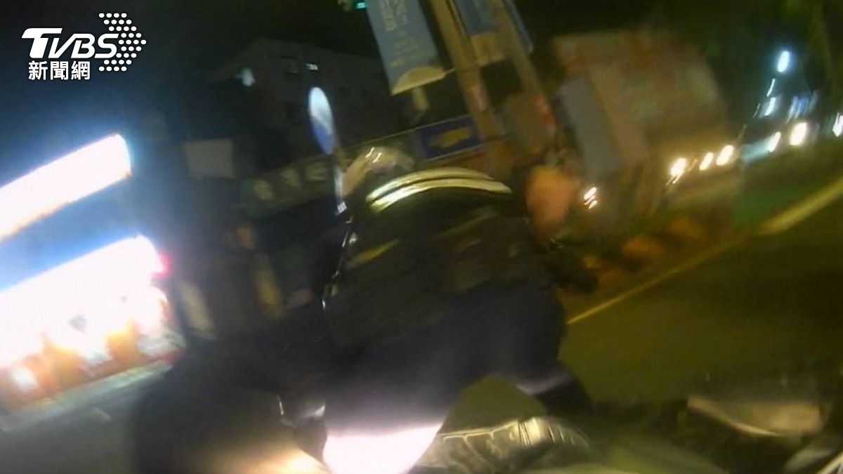 警方最終將男子壓制在地。（圖／TVBS）