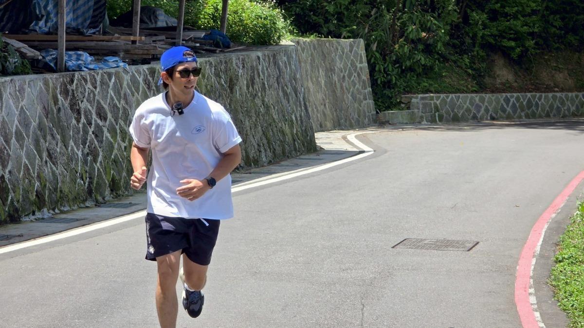 修杰楷挑戰跑步、騎車上貓空。（圖／《修TIME》提供）