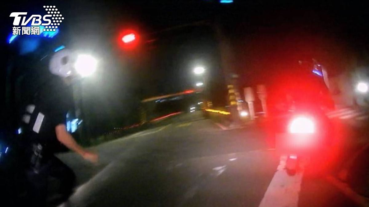 男子一路逆向、闖紅燈，行徑囂張。（圖／TVBS）