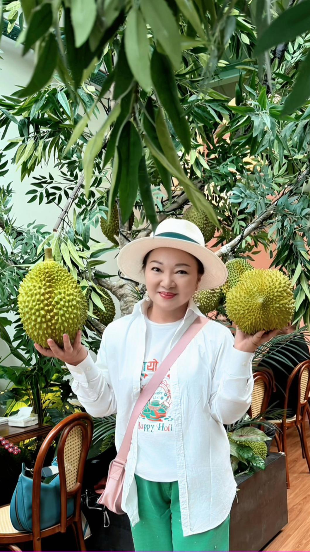 白冰冰在馬來西亞享受榴槤自由。（圖／長興影視提供）
