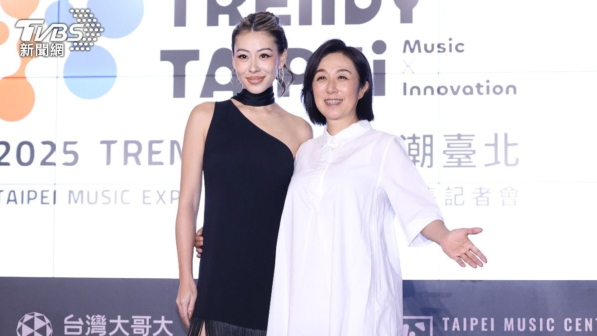 蔡詩芸(左)和恩師黃韻玲開心相逢。(圖/張哲鳴攝)