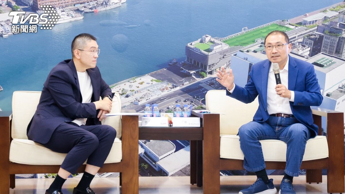 基隆市長謝國樑與新北市長侯友宜在基隆市政府會談，雙方決定細部設計將先行在這個月發包，經費待中央核定後，土建工程和機電工程快速招標，趕在2033年完工。（圖／新北市府提供）