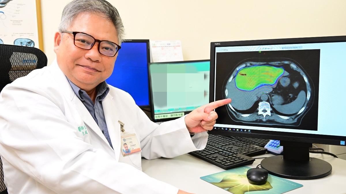 王博民發現，麻糬伯肝臟內藏有20公分的巨大腫瘤，已經堵塞了左肝門靜脈。（圖／亞大附醫提供）