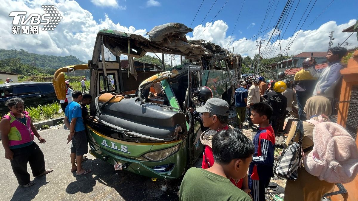 印尼有輛巴士在下坡時煞車突然故障、失控翻覆，造成至少12人死亡和23人受傷。（圖／達志影像美聯社）