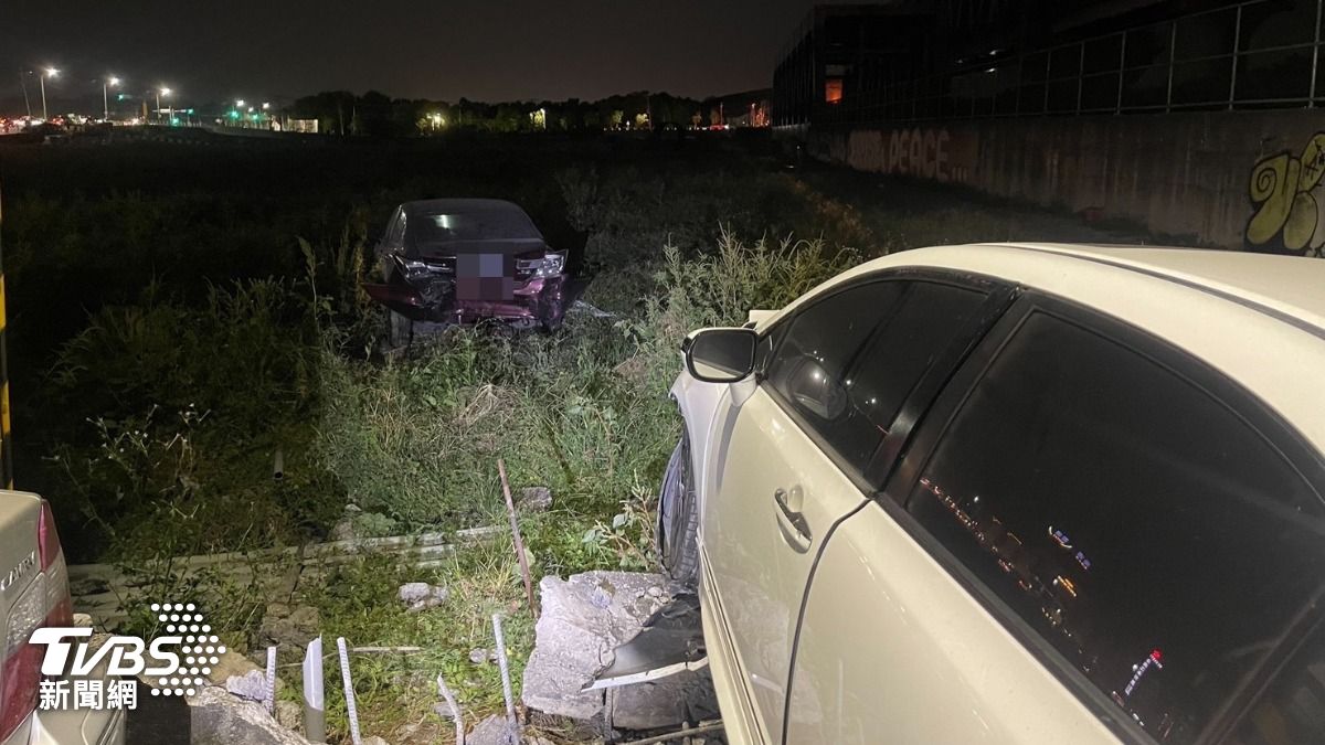 尤姓車手追撞上搶犯的車輛，雙方轎車失控衝到路旁。（圖／TVBS）