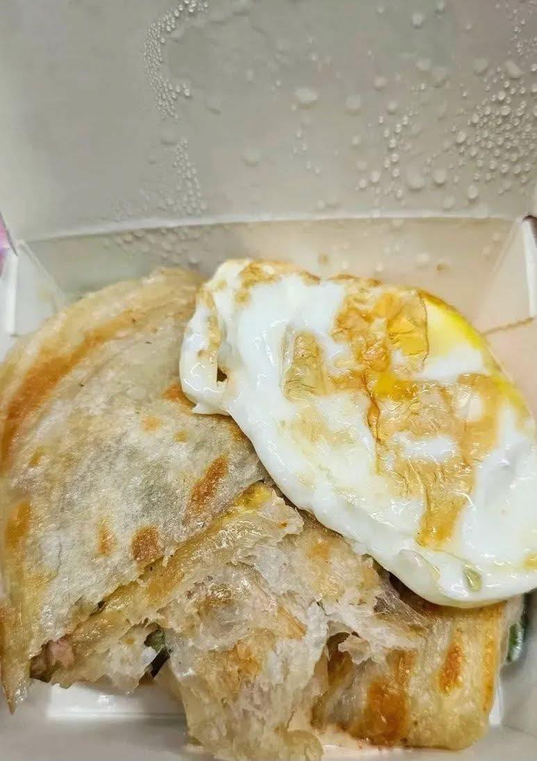 網友的蔥抓餅加蛋被早餐店阿姨分開放。（圖／翻攝自臉書「爆廢公社」）